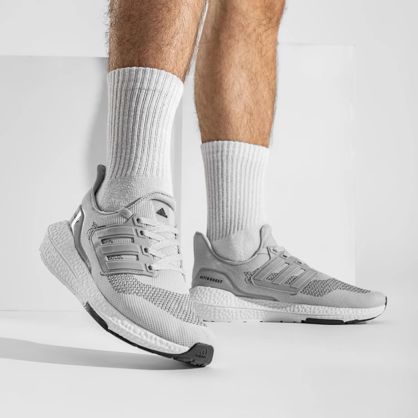 Adidas UltraBoost - Preto Branco
