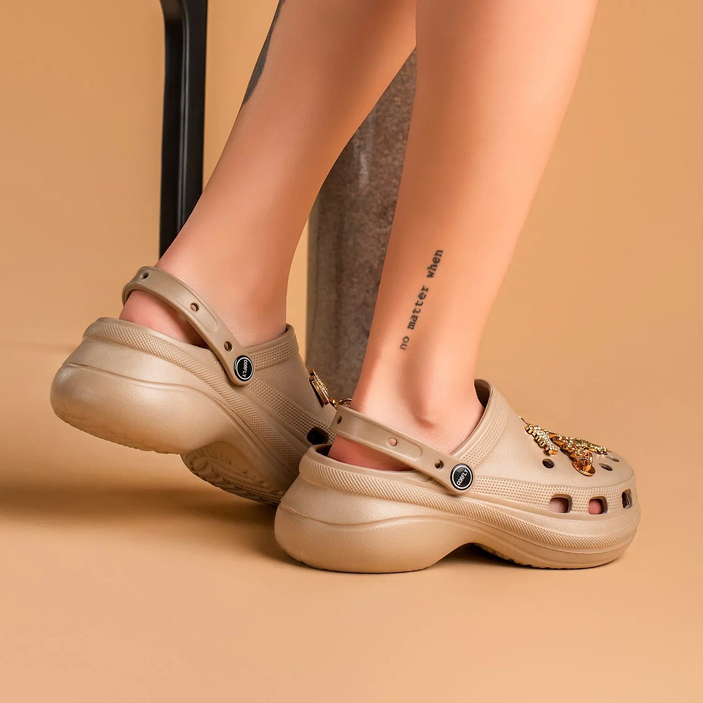 Babuche Corfly Marrom + Bottons