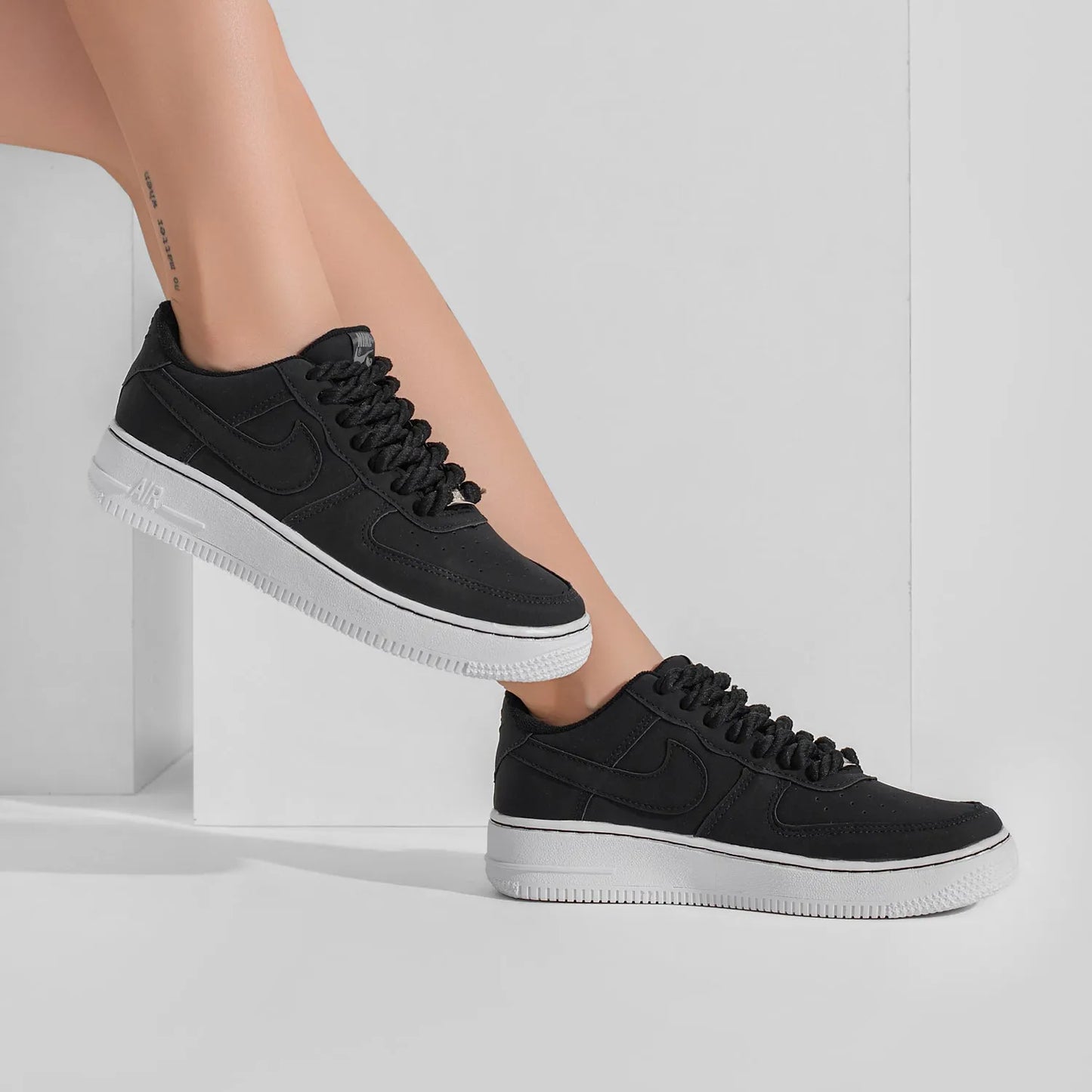 Nike Air Force 1 - Preto Branco