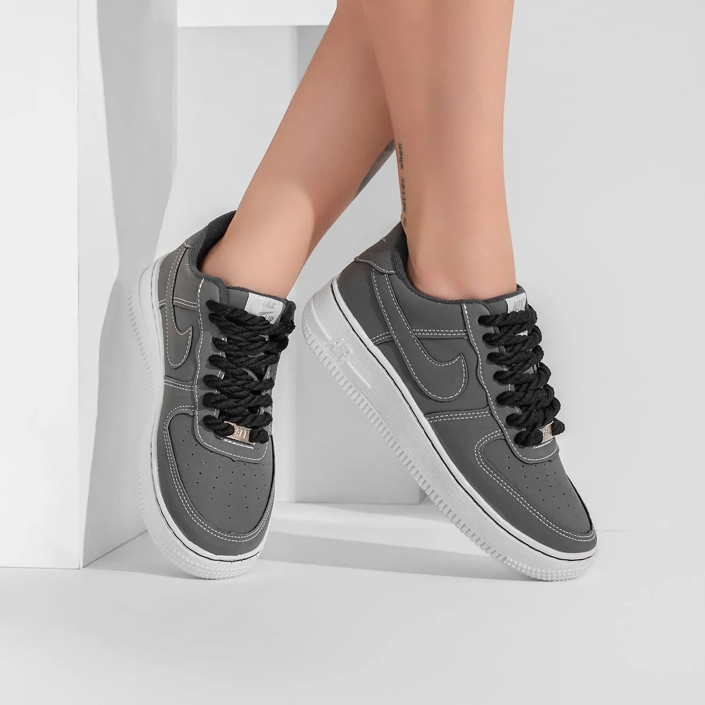 Nike Air Force 1 - Preto Branco